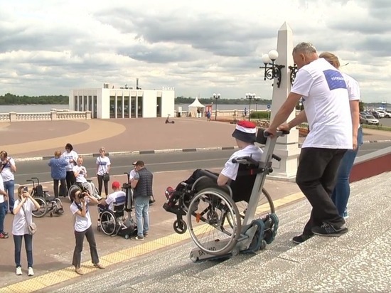 Активисты «Инватур» на инвалидных колясках поднялись по Чкаловской лестнице