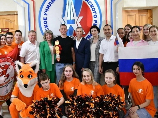 Спортсмен Большунов посетил Брянское училище олимпийского резерва