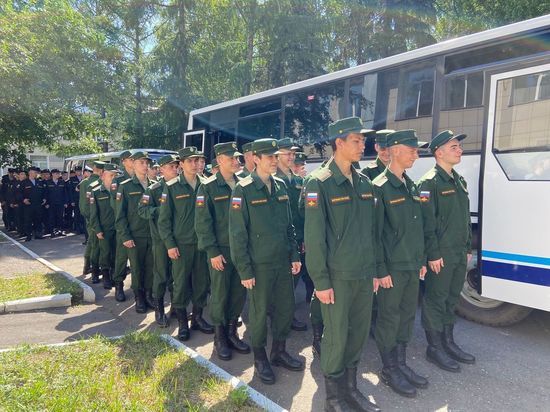 60 призывников из Омской области отправились служить в военно-морской флот и сухопутные войска