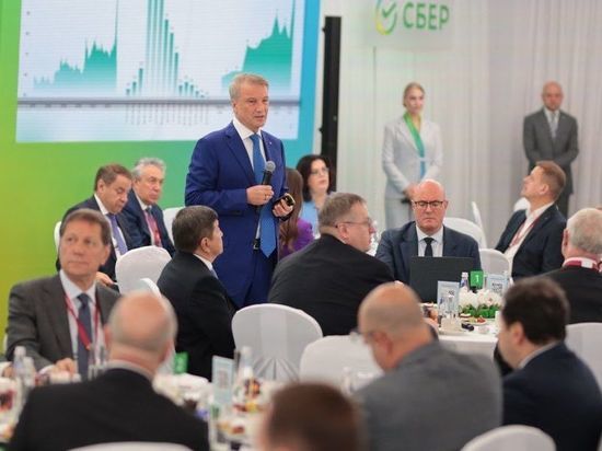 Президент Сбербанка провел деловой завтрак на ПМЭФ-2022