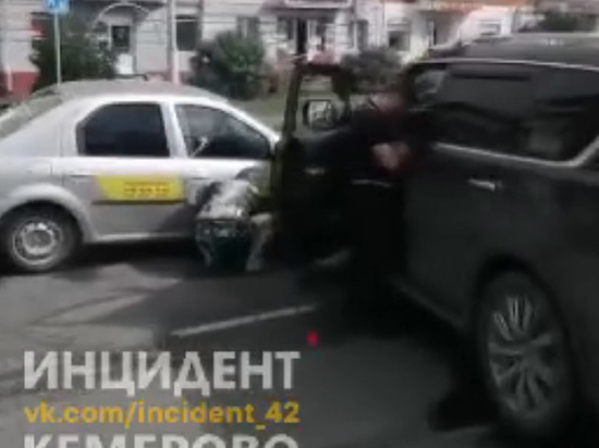Автомобиль такси попал в аварию на оживленной дороге в Кемерове