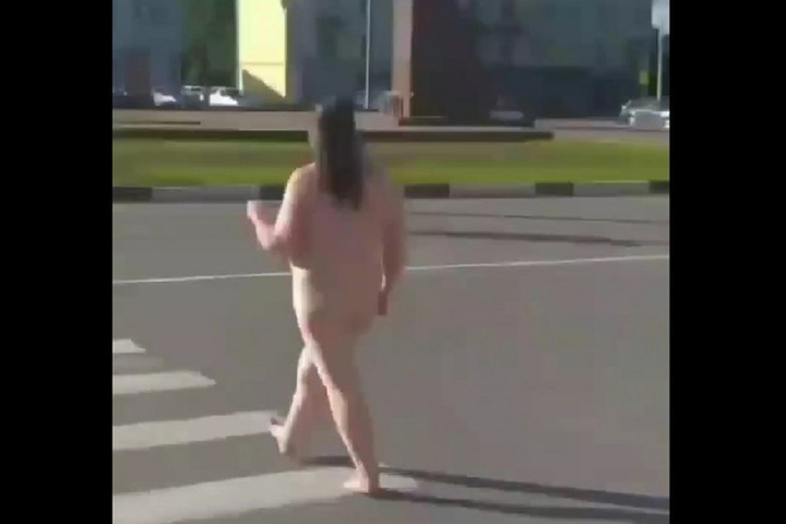 голые женщины на улицах городов видео