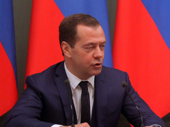 Медведев заявил о готовящих Украину к смерти «дядьках и тетках»