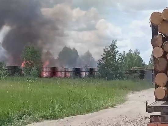 В Клепиковском районе горит пилорама