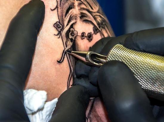 «Идея отдает чем-то дикарским»: омичи оценили предложение делать татуировки с прахом умершего