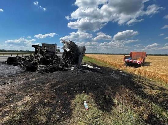 На трассе в районе Кропоткина после ДТП сгорел грузовик