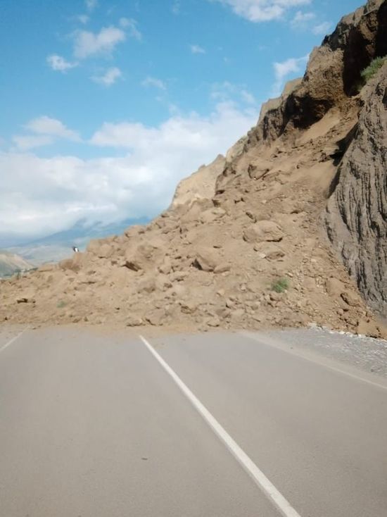 В Дагестане из-за обвала дороги перекрыто движение к трем районам