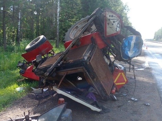 В Тверской области  водитель грузовика въехал в трактор