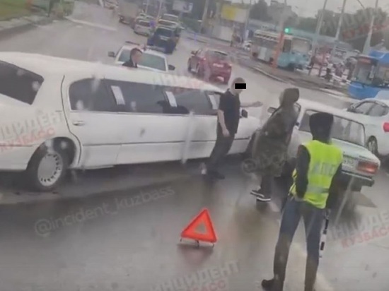 Лимузин попал в аварию на кемеровском перекрестке в час пик