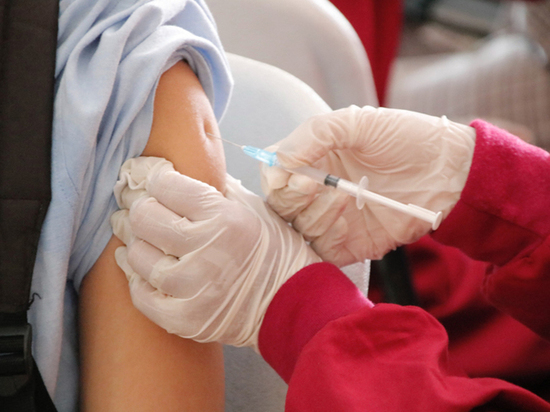 Вакцины Moderna и Pfizer начнут колоть 20 июня
