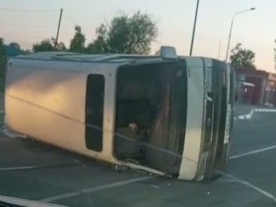 Микроавтобус и седан серьезно столкнулись по дороге на аэропорт Южно-Сахалинска