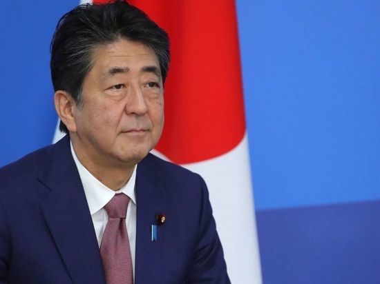 Замминистра обороны Японии отправлен в отставку за дружбу с Синдзо Абэ - СМИ