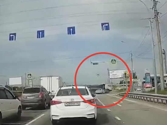 Водитель на Toyota Mark II врезался в КАМАЗ под Новосибирском