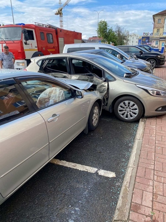 Иномарка протаранила машины на парковке в Калуге