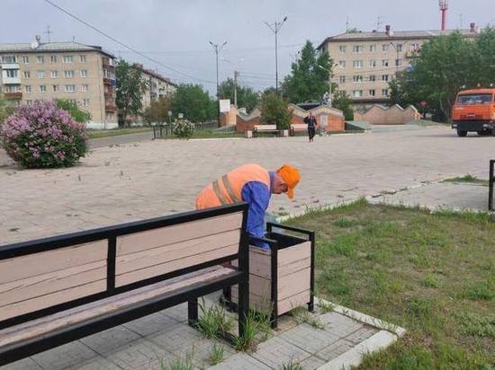 Плановая уборка началась на трех площадях Читы и в сквере Любви и Верности