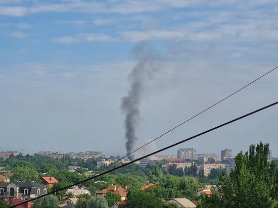 Над заводом "Топаз" в Донецке поднялся дым