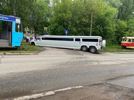 Свадебный лимузин перекрыл трамвайные пути на ул. Буммашевская