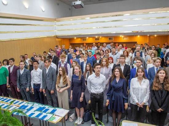 Почти 300 выпускников получили аттестаты в Салехарде