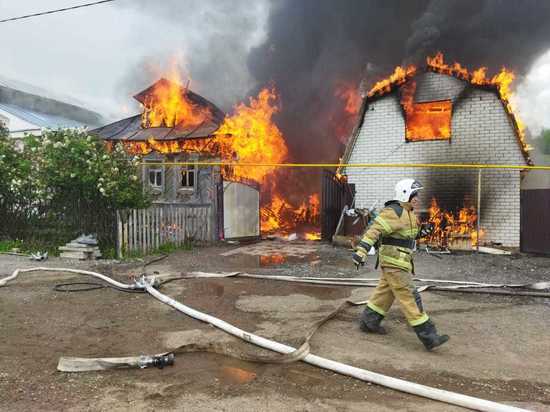 Пожар под Казанью уничтожил дом и постройки
