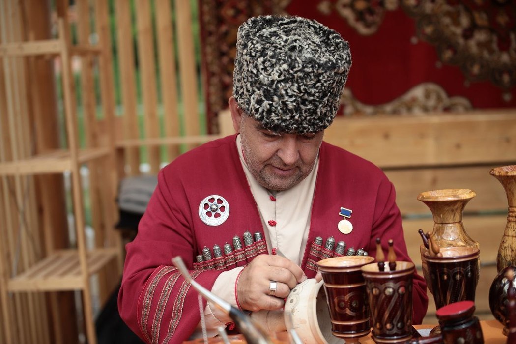Огромные бутылки, сыр и дегустации: В Пскове стартовал фестиваль "Виноград"
