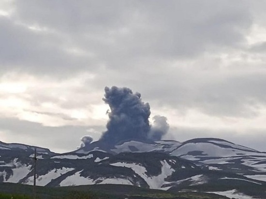 Курильский вулкан Эбеко выбросил двухкилометровый столб пепла