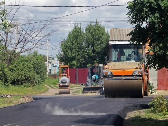В Курской области ремонтируют дороги к больнице, школе и детскому саду в Прямицыно