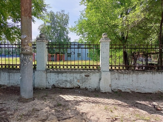 Ограду со 100-летней историей снесли в Воронеже рядом с 90-й школой