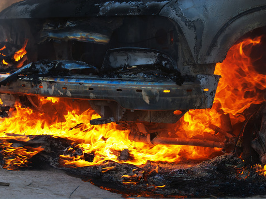 Пенсионерки пострадали при возгорании автомобиля на Коле