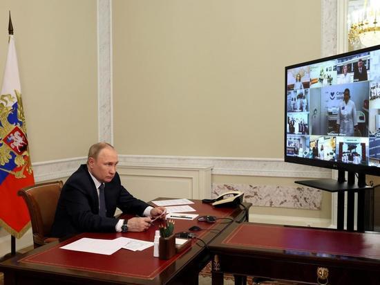 Президент Путин поговорил по ВКС с врачами новой больницы Новосибирска