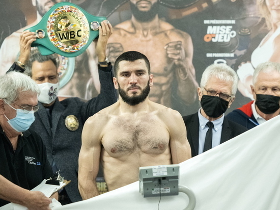 Российский боксёр Бетербиев остался без флага, но объединил 3 титула