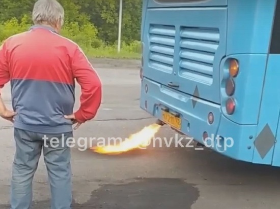 Жители кузбасского города заметили на дороге «огнедышащий» автобус
