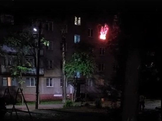 В Ярославле хозяину горящей квартиры пришлось прыгать из окна