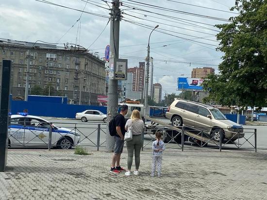 Припаркованные автомобили начали эвакуировать с площади Калинина в Новосибирске