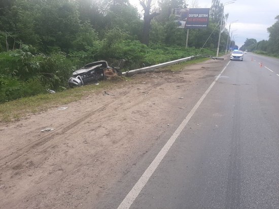 На дороге в Твери произошла авария, в которой одна из машин загорелась