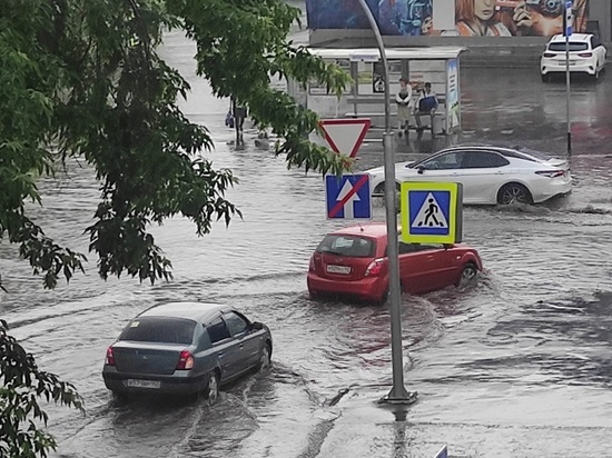 Кемеровский перекресток превратился в одну огромную лужу