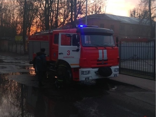 Калининградские пожарные потушили горящие покрышки