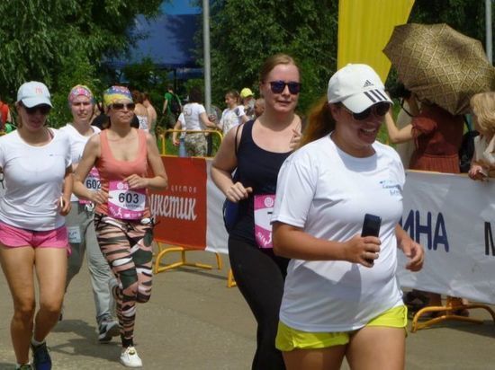 569 женщин приняли участие в Цветочном забеге в Омске