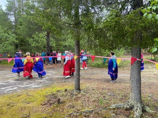 В футболе только девушки: северянки сыграли в саамский футбол на берегу Поповского озера в Ловозере