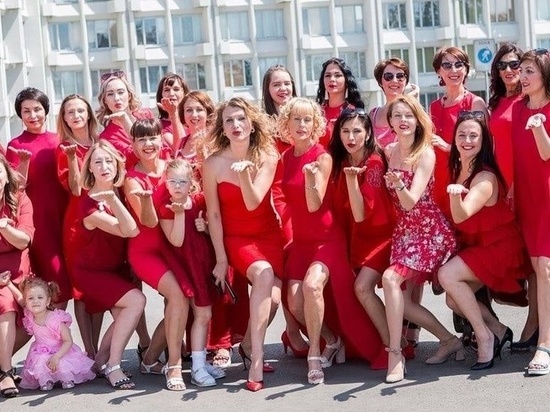 Женщины в красных платьях прошли по центру Красноярска в рамках всероссийского флешмоба