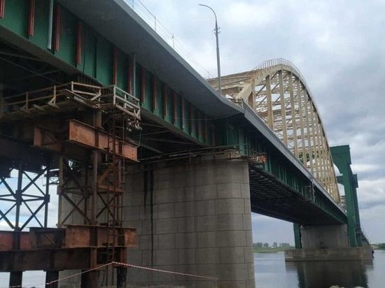 В настоящее время движение автотранспорта по Краснофлотскому мосту в Архангельске осуществляется по двум полосам – по полосе в каждую сторону