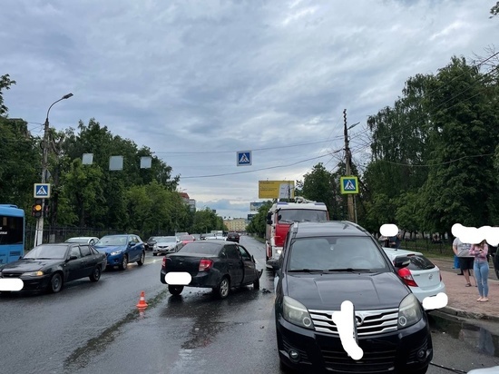 На проспекте Чайковского в Твери столкнулись три машины