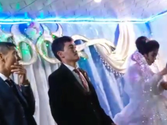 Ударивший невесту на свадьбе жених из Узбекистана объяснил свое поведение