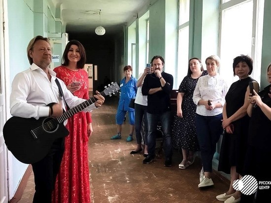 Известные российские артисты посетили больницу в Макеевке: ФОТО