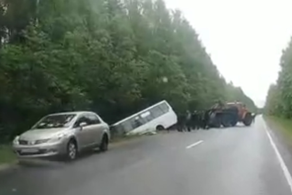 В Ярославской области автобус с пассажирами улетел в кювет