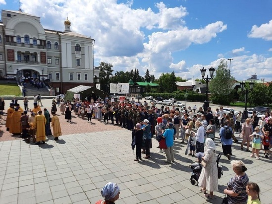Шествие в поддержку добровольцев, отправляющихся на Донбасс, прошло в Екатеринбурге