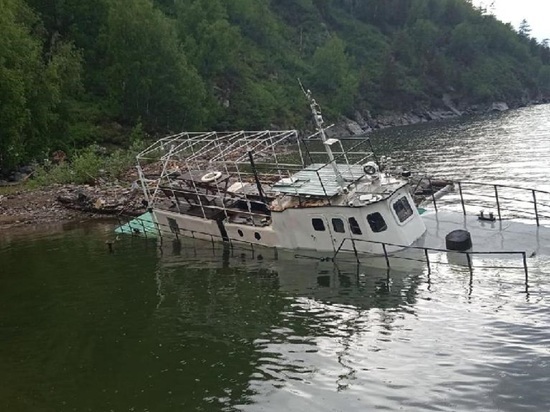 В Телецком озере обнаружили полузатопленное судно со следами утечки нефтепродуктов
