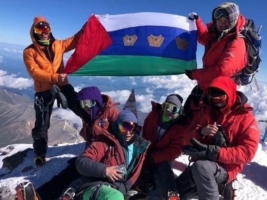 Над вершиной Эльбруса взвился флаг Тюменской области