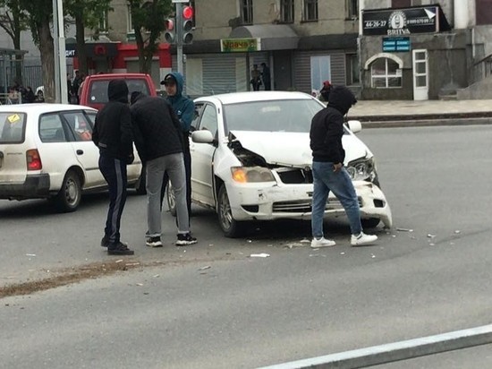 Очевидцы: разбитая Toyota Corolla стоит на перекрестке Сахалинская — Ленина в Южно-Сахалинске