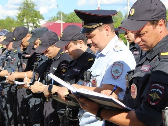 Открытый строевой смотр прошёл в полиции Серпухова