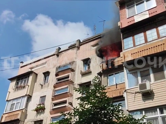 Утром в Центральном районе Сочи сгорел балкон жилой пятиэтажки